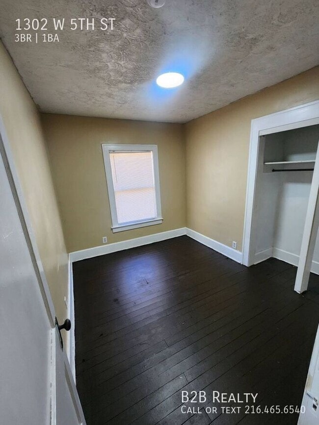 Building Photo - 1302 W 5th St