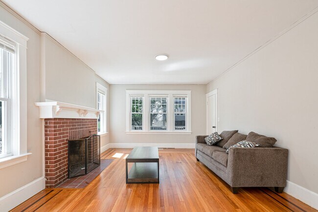 Building Photo - 4 Bed Gorgeous Unit Near PC / Elmhurst (Available 6/1/2026)