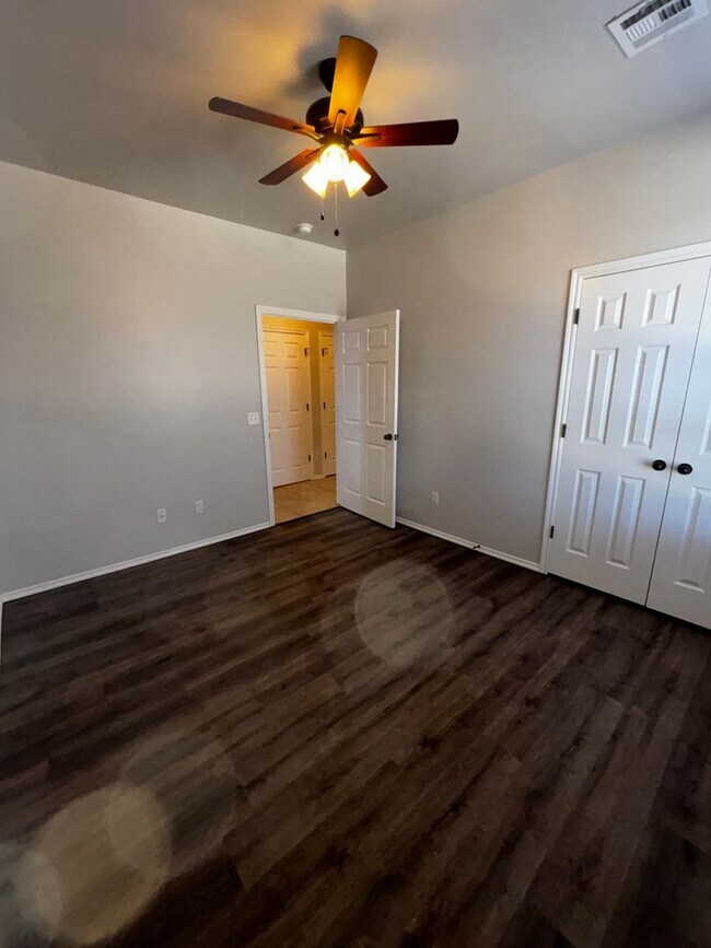 Building Photo - 3BR 2BA duplex with 2 car garage in Yukon!!