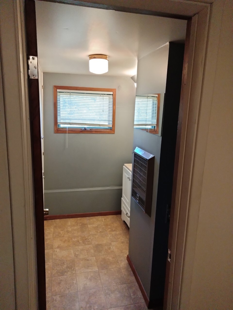 upstairs bathroom (with toilet and tub) - 415 S 5th Ave