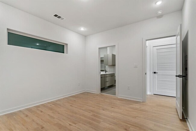 Building Photo - 100 Mockingbird Ln W