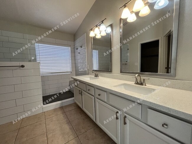 Building Photo - BEAUTIFUL 3 BEDROOM 2 BATHROOM HOME IN PEORIA