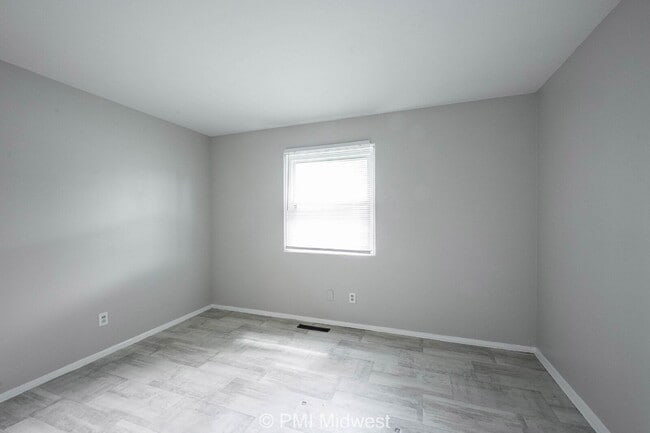 Building Photo - 5820 Grandview Dr