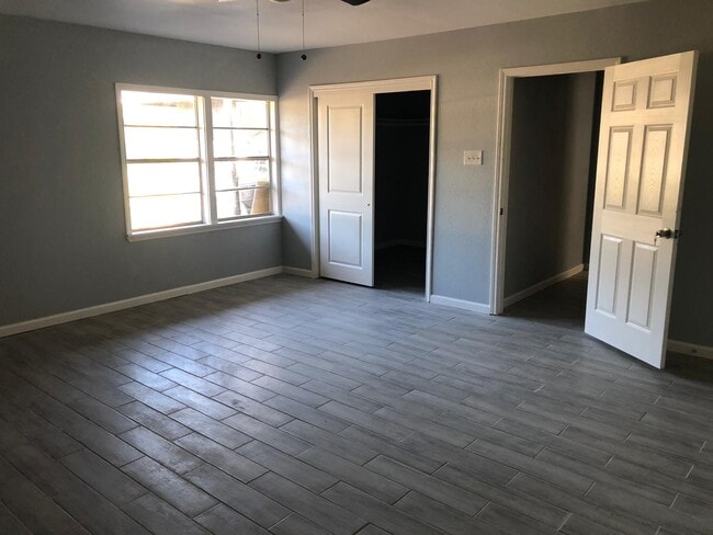 Building Photo - 6022 Lyndhurst Dr