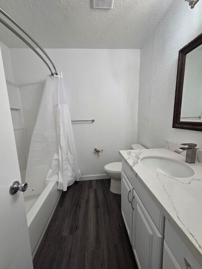 Building Photo - Must see Interior!! Tacoma 5 Bed with Large Fenced Back Yard on Dead End Street!