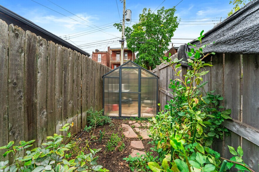 Building Photo - 2014 James St