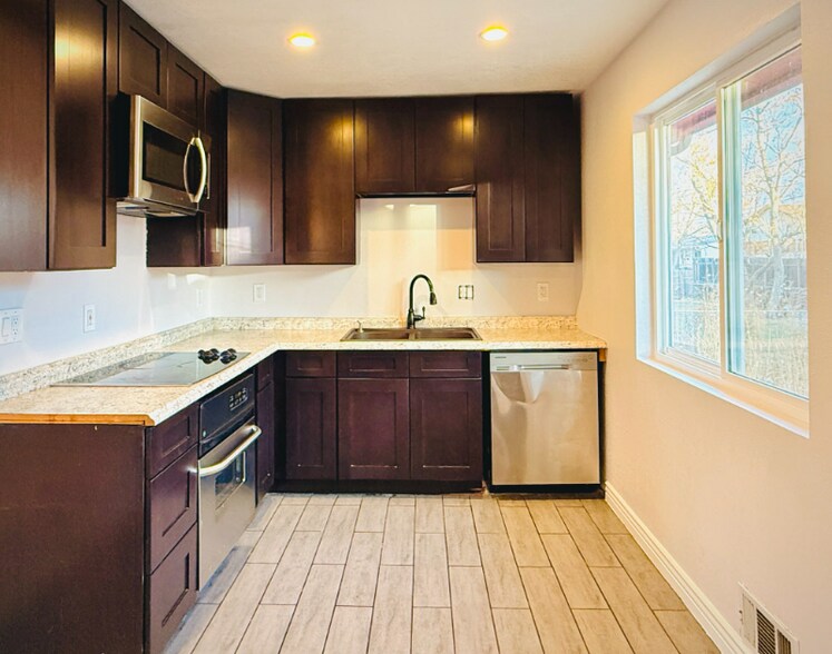 Building Photo - 7520 W Oregon Dr