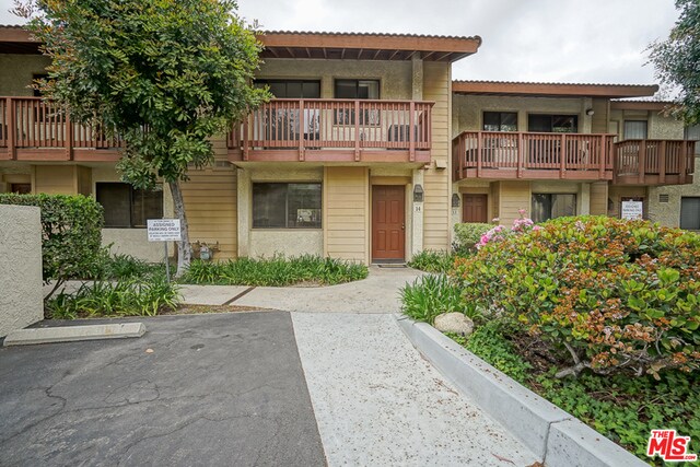 Building Photo - 5760 Owensmouth Ave