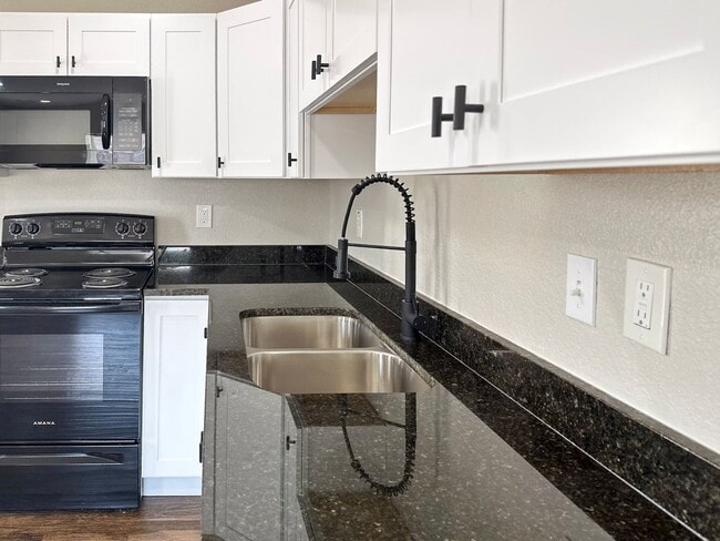 Building Photo - 2 Bed / 1 Bath / Detached Garage