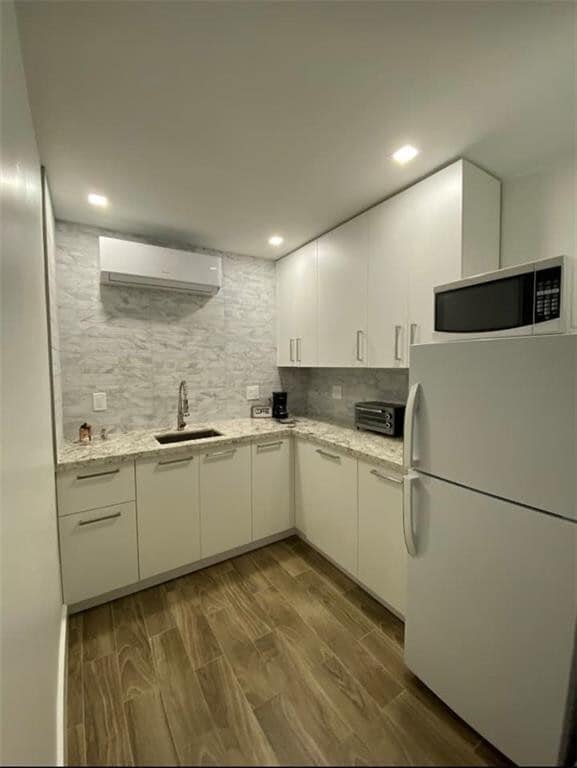 Building Photo - 902 NE 38th St