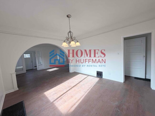 Building Photo - Three Bedroom House