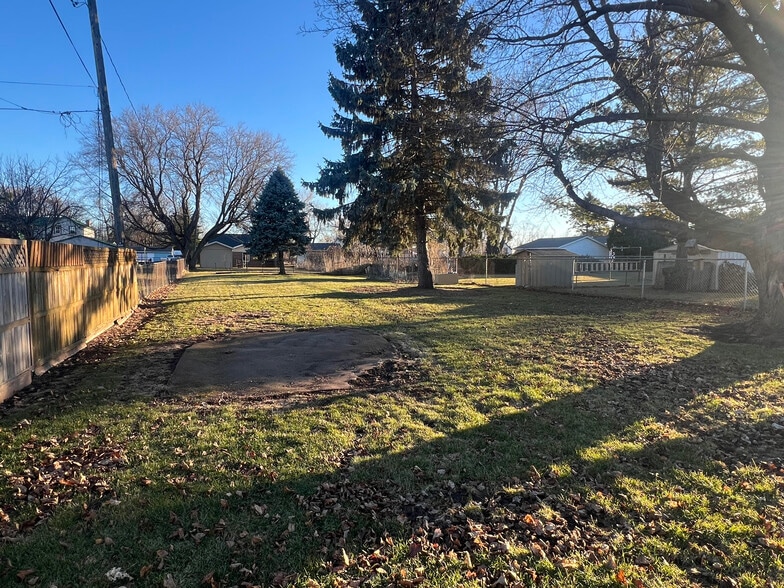 Large backyard - 362 W Scott St