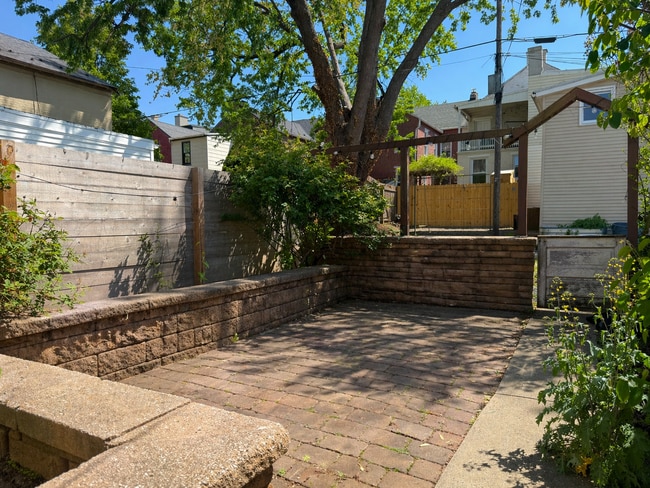 Building Photo - Beautiful 3 Bedroom Townhome in Lancaster - First Floor Washer/Dryer!