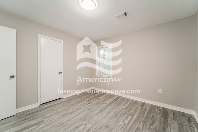 Building Photo - 573 N Park Ln