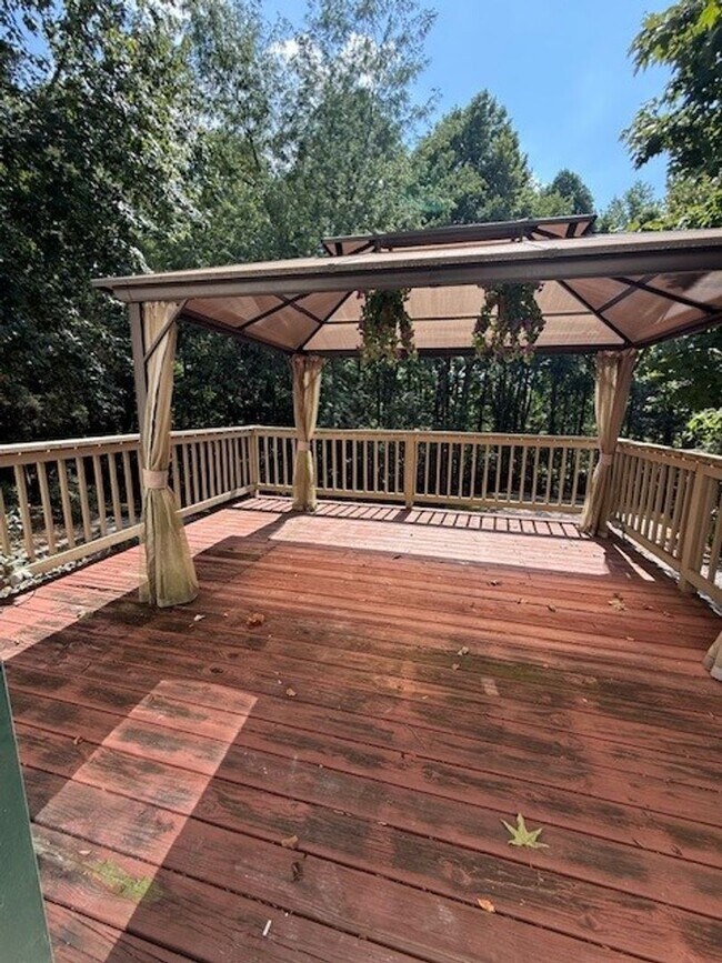 Building Photo - Available Now Spacious 3 Bedroom Home on P...