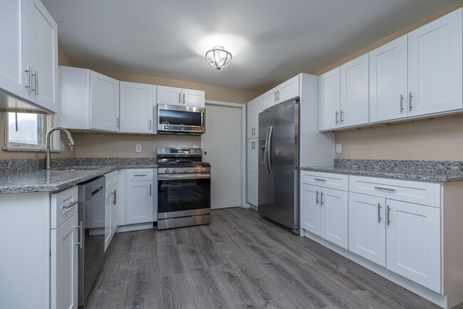 Building Photo - Newly Renovated - Spacious 4 Bedroom - 2 B...