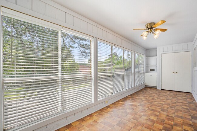 Building Photo - 9 Lakeview Manor