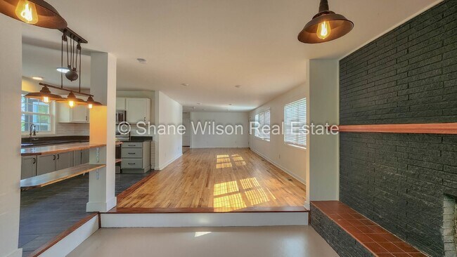 Building Photo - 3 BR / 1 BA East Ridge home for lease!