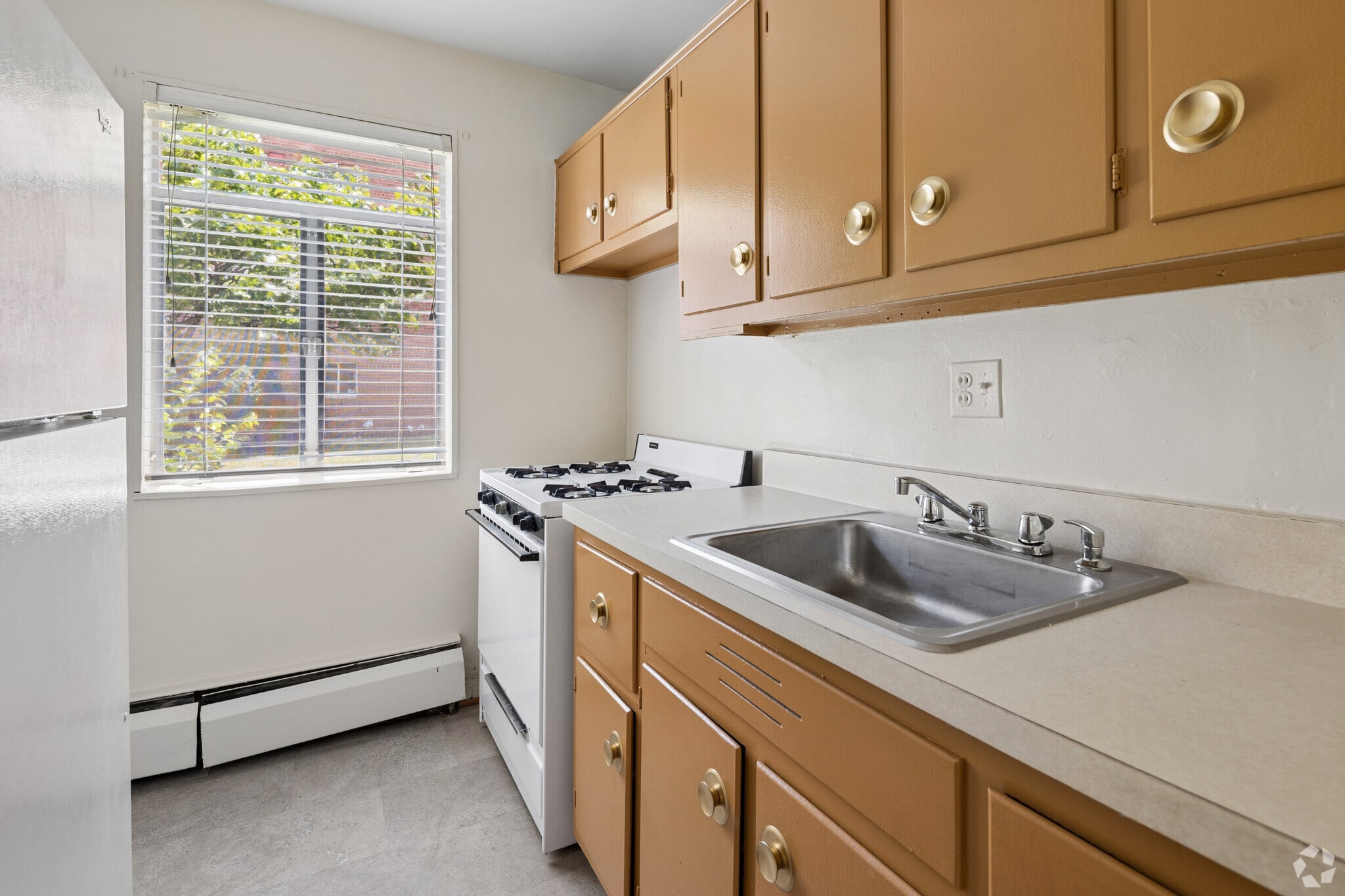 Studio - 434SF - Larchmont Village Apartments