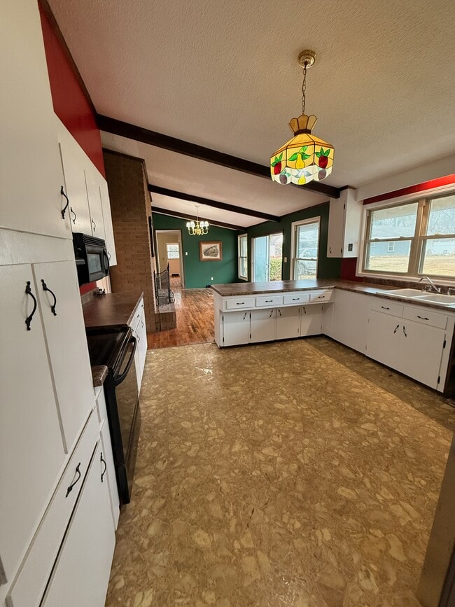 Building Photo - 104-1-501 N Main St