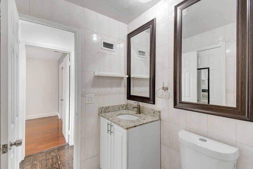 Building Photo - 8960 Sunset Strip