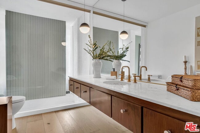 Building Photo - 802 N Crescent Dr