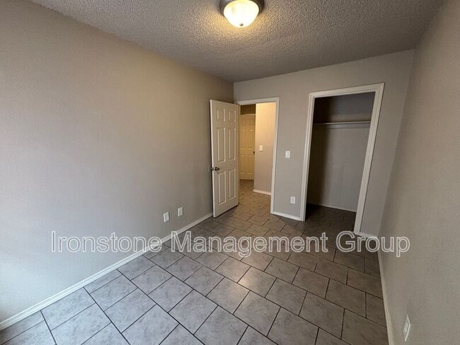 Building Photo - 4426 S Union Ave