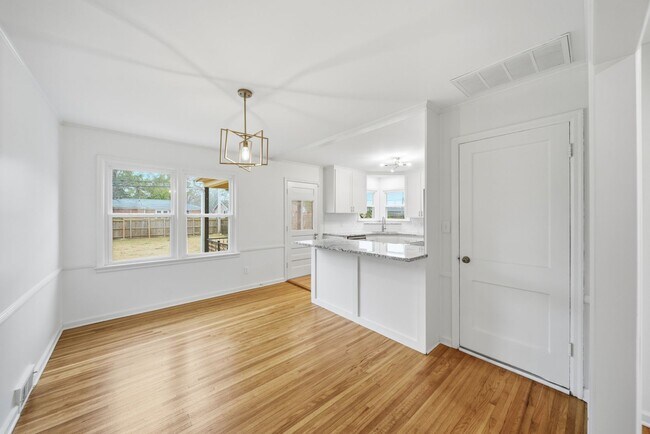 Building Photo - Stunning Updated One Story Home in Popular Brookside of Midtown Tulsa