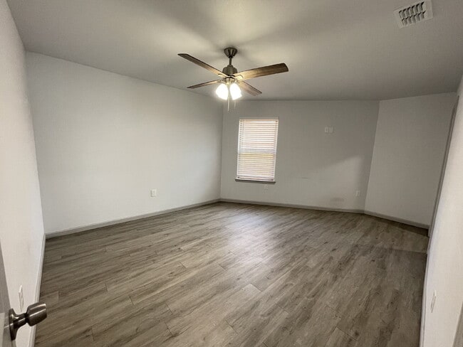 Building Photo - Spacious Home on a quiet cul-de-sac street