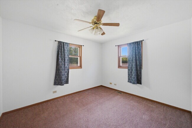 Building Photo - Move-In Ready Split-Level with Open Floor Plan