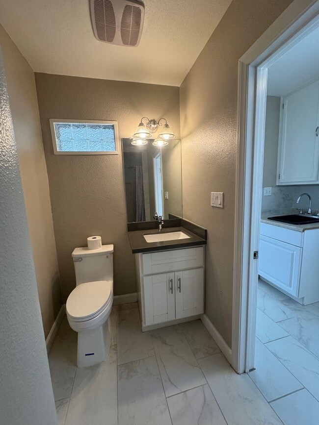 Building Photo - Large 4 bedroom 2 Bathroom for rent