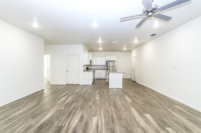 Building Photo - 3 Bedroom Townhome