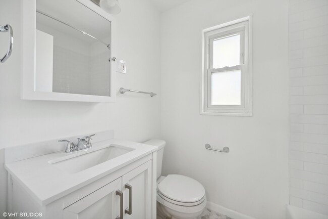 Building Photo - 528 Poplar Dr