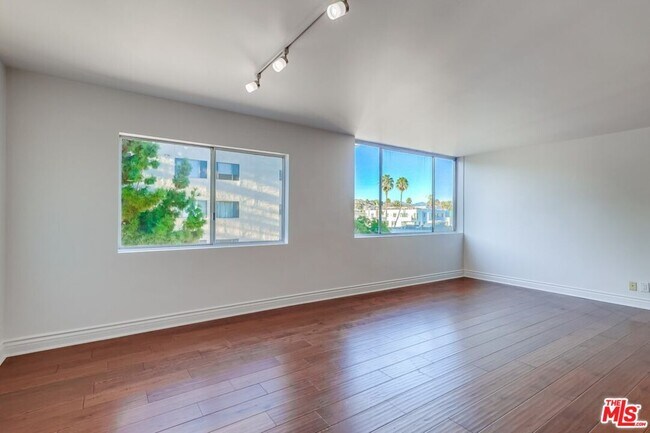 Building Photo - 435 N Oakhurst Dr