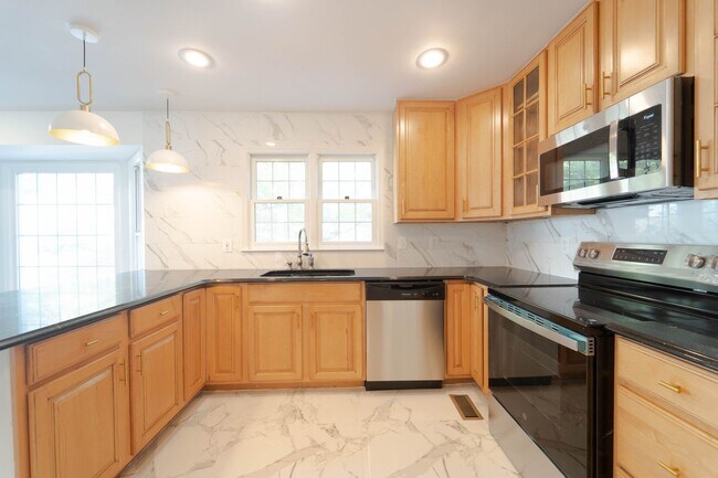 Building Photo - Fabulous Home in Aquia Harbor