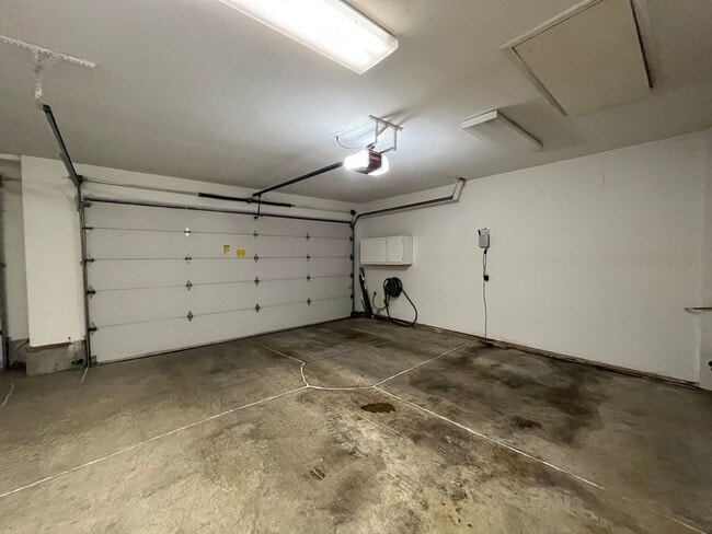 Building Photo - Clackamas Ranch 3 bedroom 2 bathroom - W/D...
