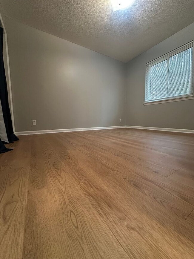 Building Photo - 3340 Pinewood Ave