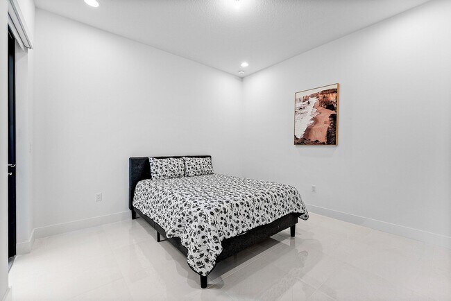 Building Photo - 8330 Essex Country Clb Dr