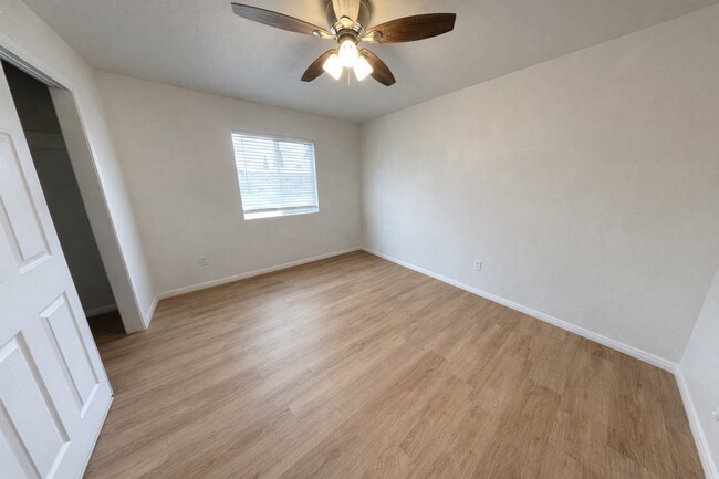 Building Photo - Private Turfed Yard! Large 5 Bed / 3 Bath House on Dorothy