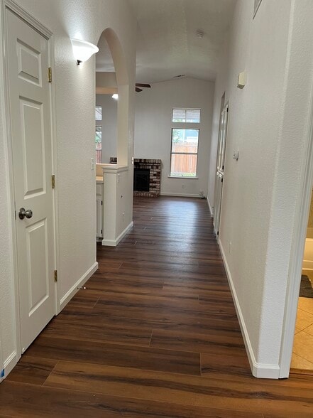 Building Photo - 2128 Jayhawk Dr