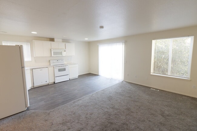 Building Photo - Newly updated Spacious 3 bedroom 2 bath Duplex in Hubbard.