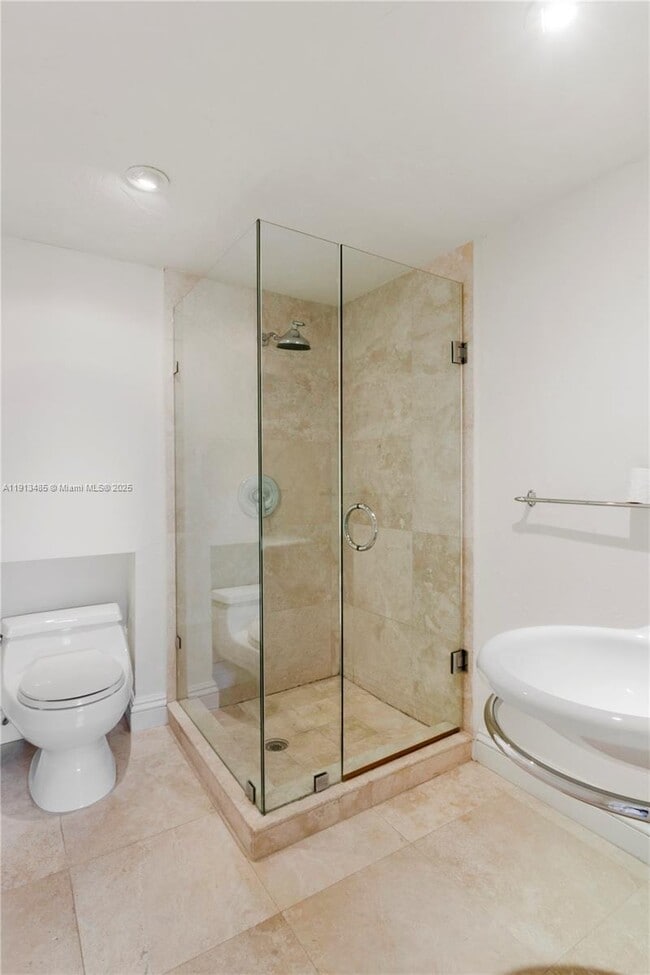 Building Photo - 1700 Bay Dr