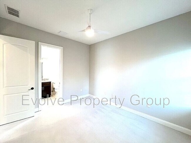 Building Photo - 15 Sandpiper Ln