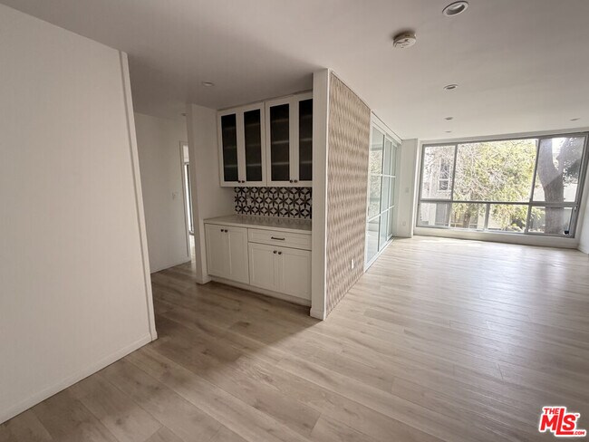 Building Photo - 4900 Overland Ave