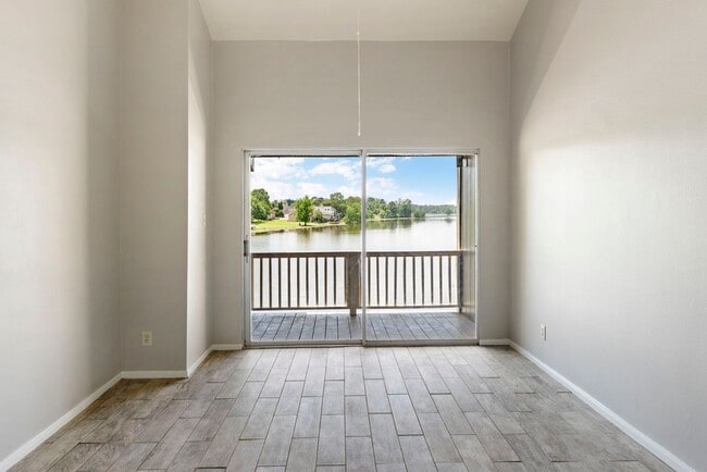 Building Photo - Waterfront Townhome in Elkins Lake