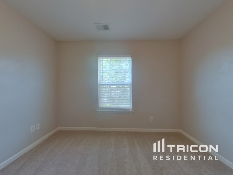Building Photo - 453 Denman Loop
