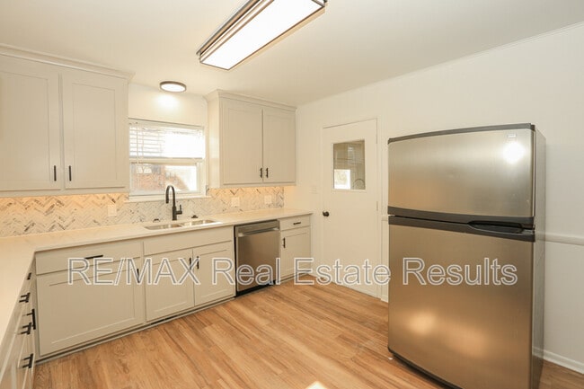 Building Photo - 2842 N Loxley Ave