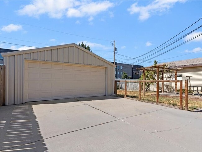 Building Photo - 1220 E Hudson Ave