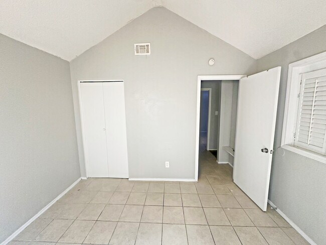 Building Photo - 7504 Oak Chase