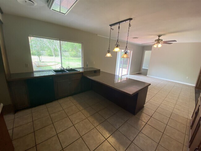 Building Photo - 4545 Ridgewood Rd